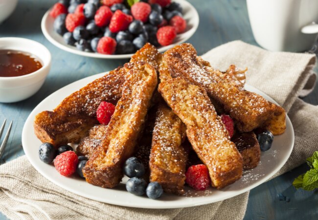 Frites de pain perdu & coulis de fruits rouges