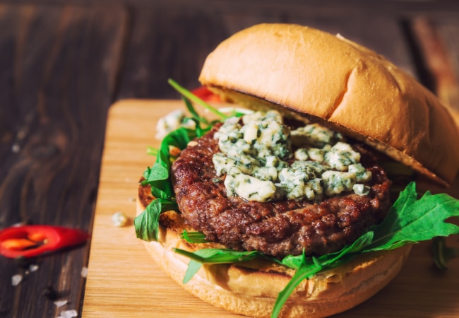 Burger au barbecue et fromage bleu