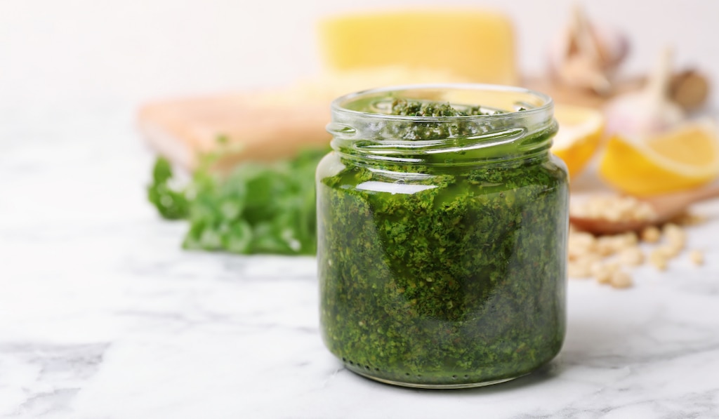 Herbes transformées en pesto