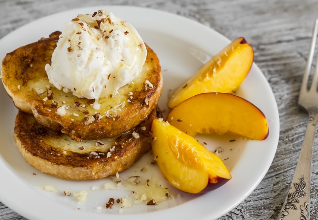 Pain perdu au barbecue et boule de glace