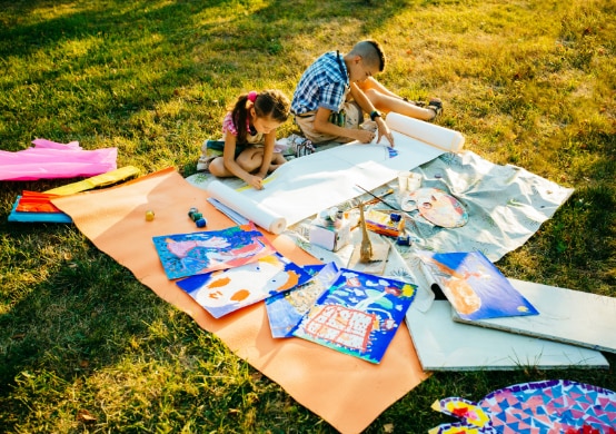 Peinture pour enfants dans le jardin