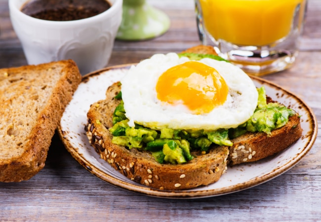 Toast à l'avocat et aux œufs