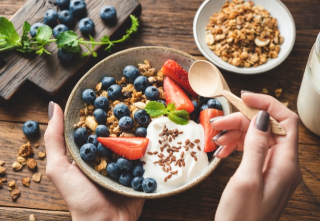 Yaourt grec avec des fruits et des noix