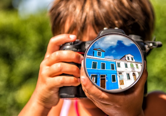 Enfant faisant de la photographie