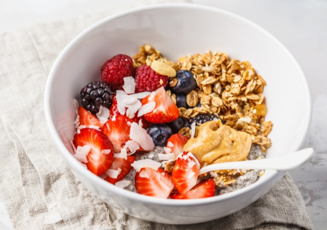 Porridge aux fruits et beurre de cacahuètes