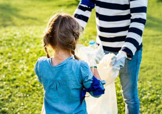 Ramasser les déchets dans la nature