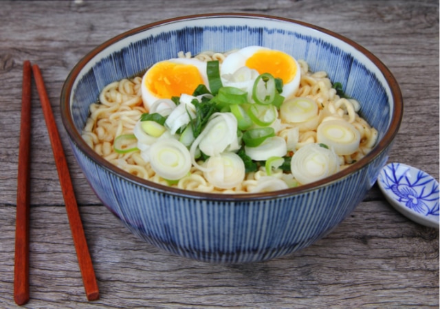 Ramen avec des nouilles instantanées