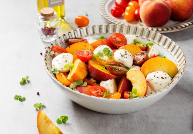 Salade tomates, pêches & mozzarella