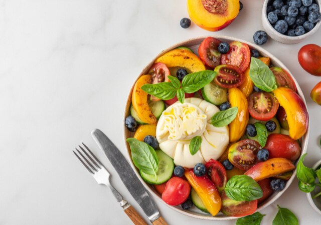 Salade tomates-mozza-pêches