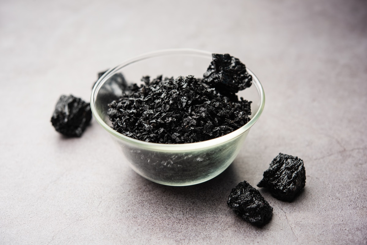 Bol transparent rempli de shilajit brut.