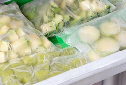 Des courgettes congelées. Légumes congelés dans un sac en plastique au congélateur.