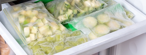 Des courgettes congelées. Légumes congelés dans un sac en plastique au congélateur.