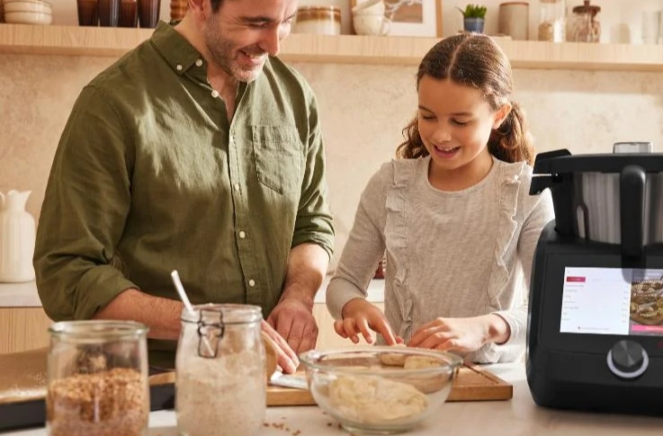 Homme et sa fille cuisinant avec le robot cuisine Lidl