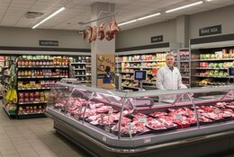 Rayon viande d'un supermarché.