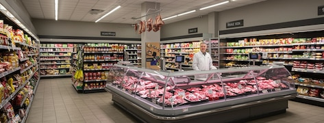 Rayon viande d'un supermarché.