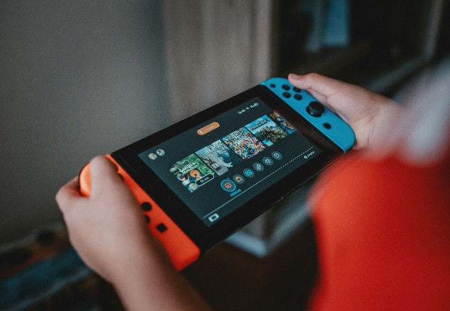 Des mains tiennent une console nintendo switch 2