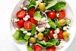 Légumes frais et sains Salade méditerranéenne de feta, tomate, olives, poivre vert et feuilles de basilic vert, bannière, vue de dessus