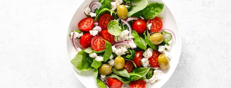 Légumes frais et sains Salade méditerranéenne de feta, tomate, olives, poivre vert et feuilles de basilic vert, bannière, vue de dessus