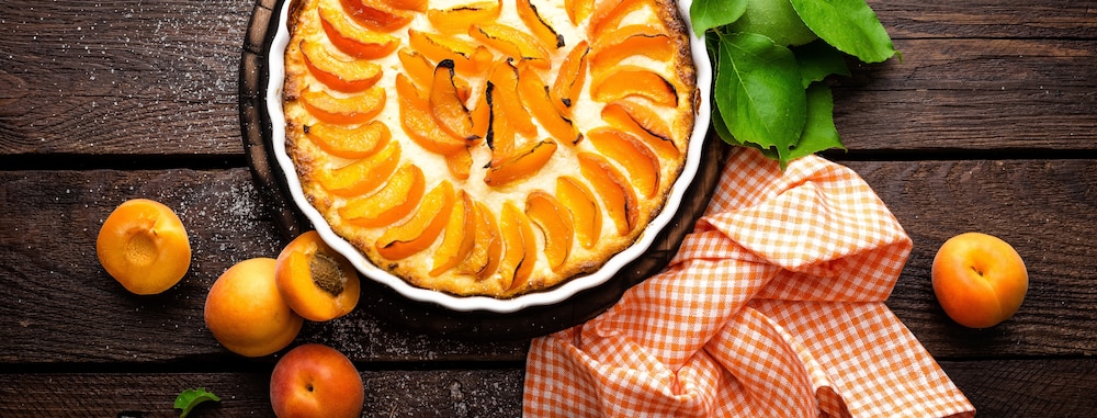 Tarte aux abricots sur table en bois