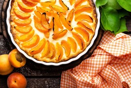 Tarte aux abricots sur table en bois