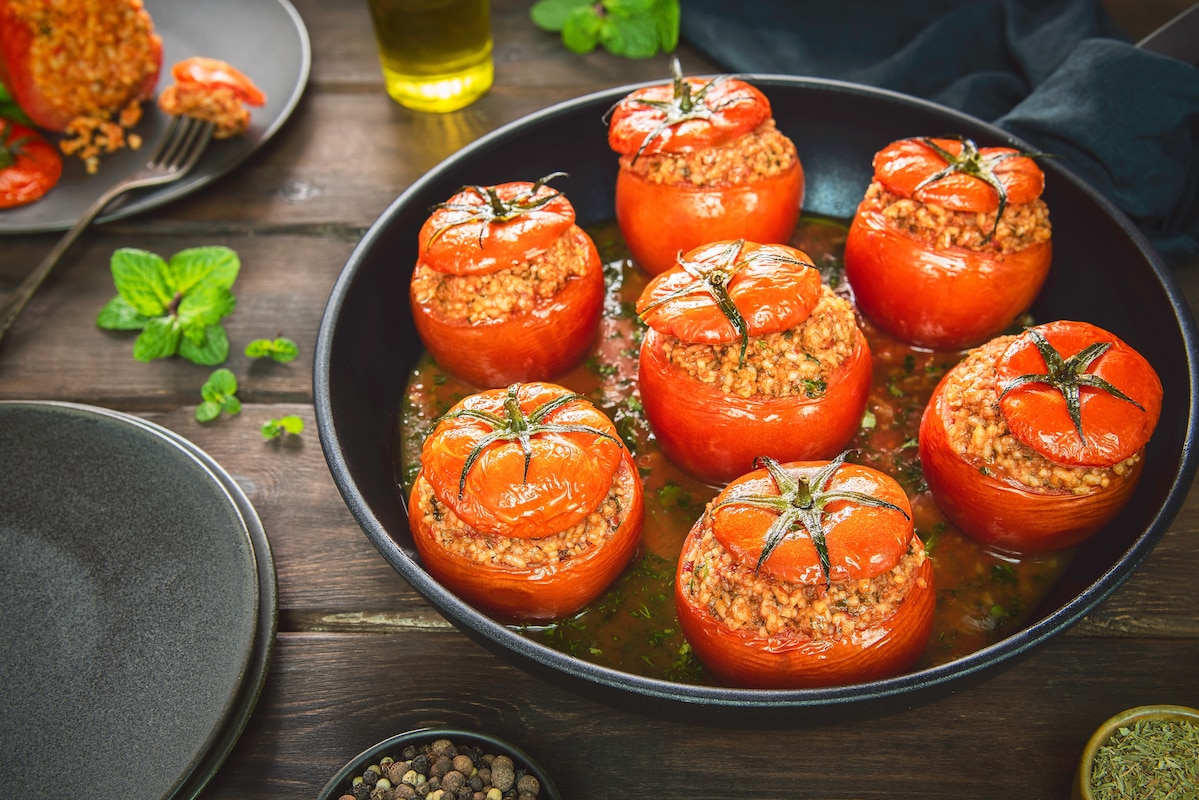 Tomates farcies tout juste sorties du four.