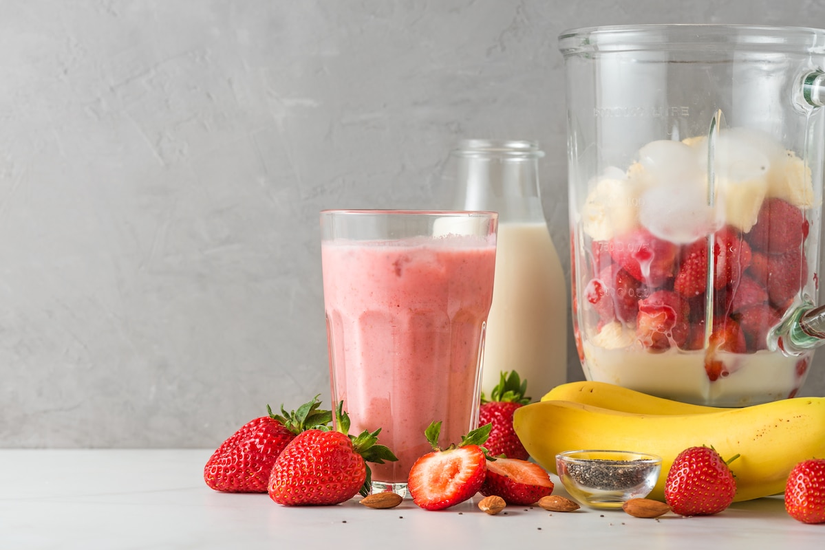 Smoothie fruits rouges bananes.