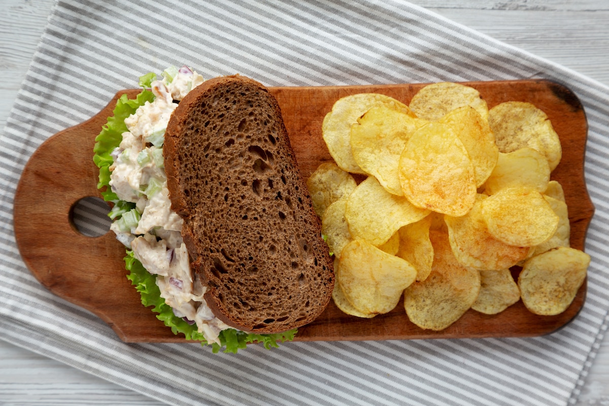 Sandwich salade poulet haché.
