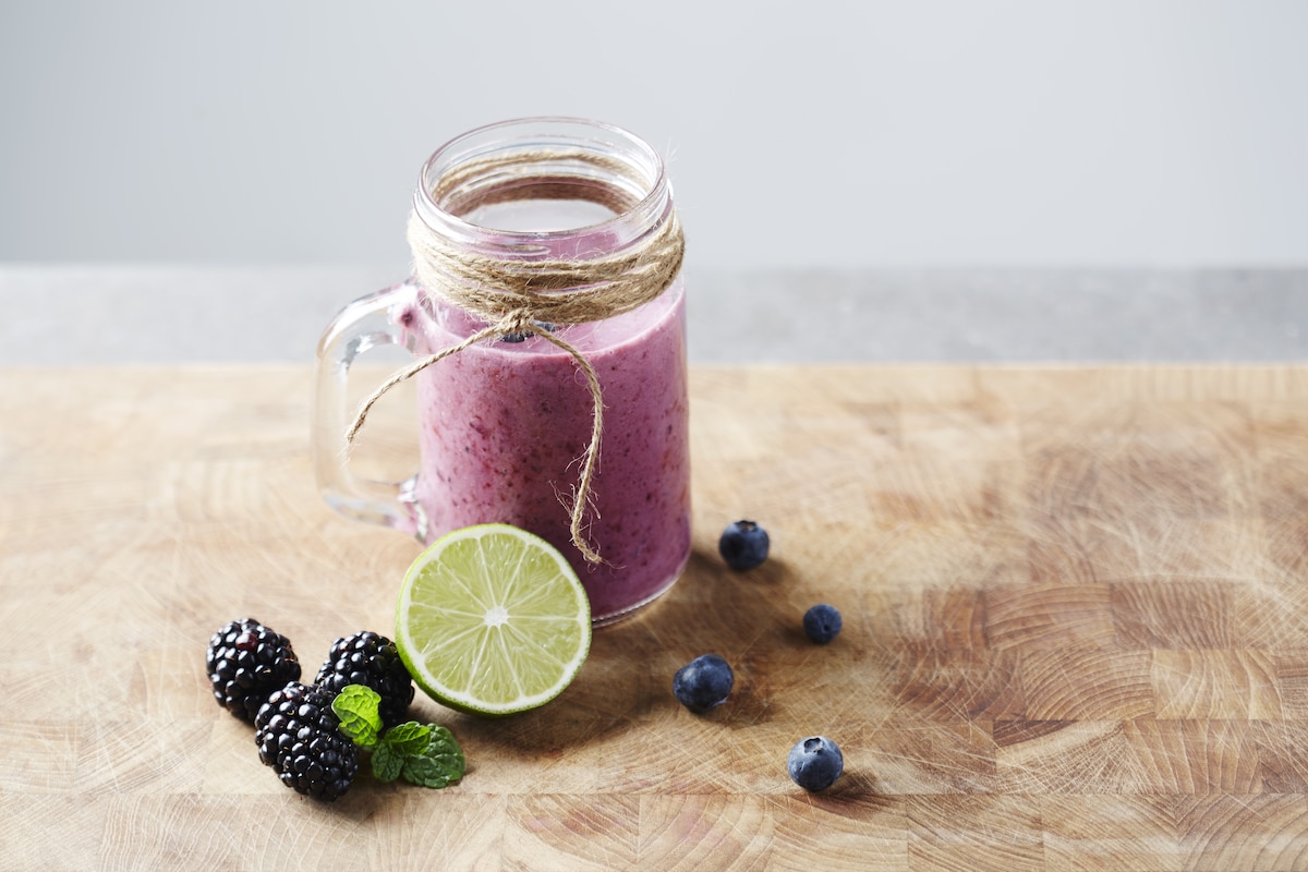 Smoothie fruits rouges citron vert.